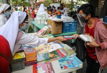 New book offers glimpses to how Church in Asia responded to COVID-19 pandemic Franciscan nuns join the "community pantry" at the Immaculate Heart of Mary Parish in Quezon City to distribute packed food, face masks, and books for children