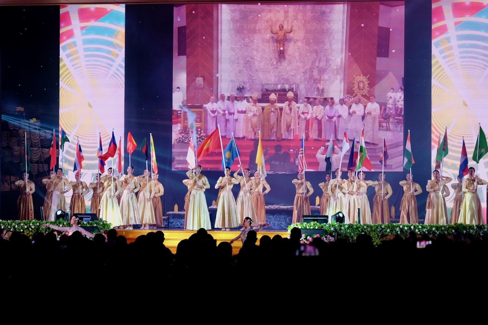Thai youth welcome Asian bishops with spectacular show