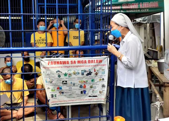 Nun doing prison ministry | Caritas